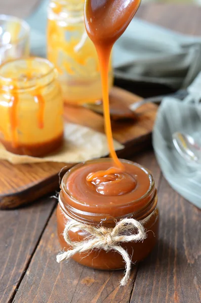 Zelfgemaakte karamelsaus gesmolten; Gezouten karamel — Stockfoto