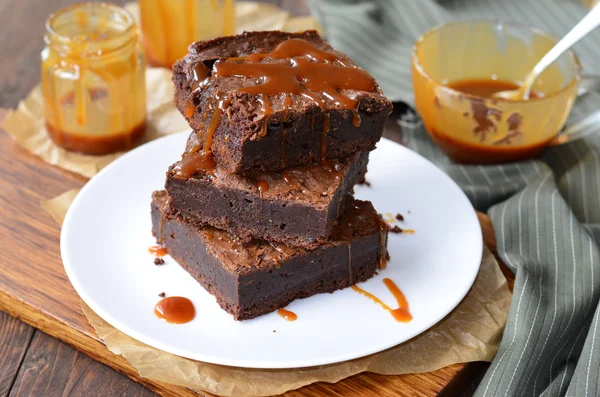 Brownies con salsa de caramelo —  Fotos de Stock