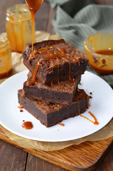 Brownies mit Karamellsoße — Stockfoto