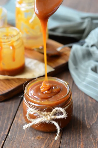 Zelfgemaakte karamelsaus gesmolten; Gezouten karamel — Stockfoto