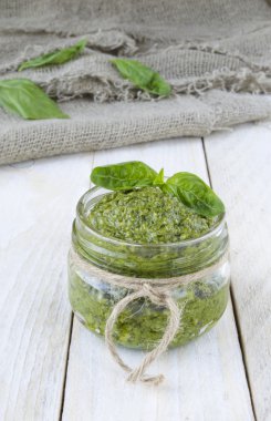 Yeşil pesto sos
