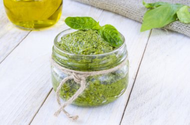 Yeşil pesto sos