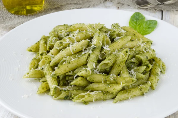 Massa com molho de pesto — Fotografia de Stock