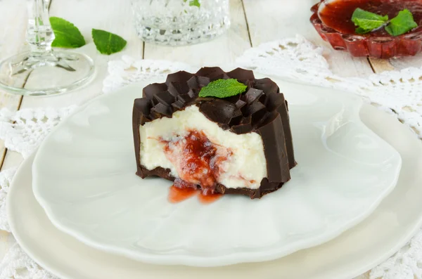Berry reçel ile sırlı süzme peynir