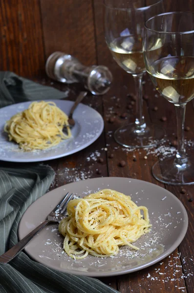 Spaghetti z serem i pieprzem — Zdjęcie stockowe