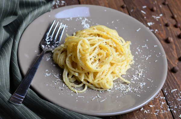 チーズと唐辛子のスパゲッティ — ストック写真