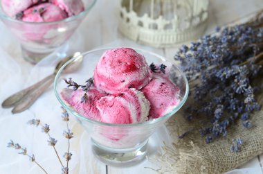 Siyah frenk üzümü ve lavanta dondurma