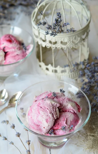 Svarta vinbär och lavendel glass — Stockfoto