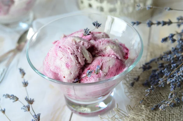 Helado de grosella negra y lavanda — Foto de Stock