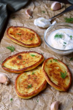 Püresi patates kızartması ekşi krema ile