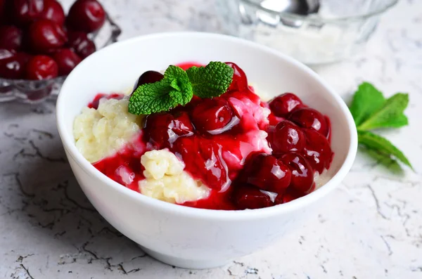 Rice Pudding with Cherry Sauce — Stock Photo, Image