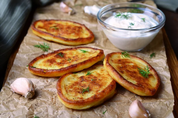 Beignets de pommes de terre en purée à la crème sure — Photo