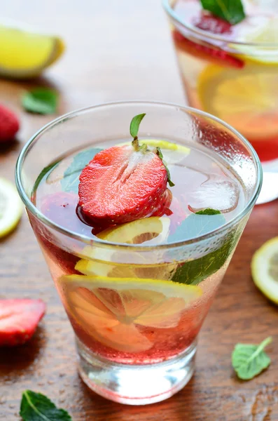 Strawberry and lemon drink — Stock Photo, Image