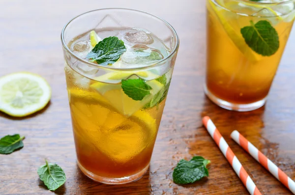 Lemon iced tea with mint — Stock Photo, Image