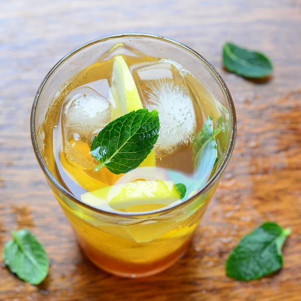 Lemon iced tea with mint — Stock Photo, Image