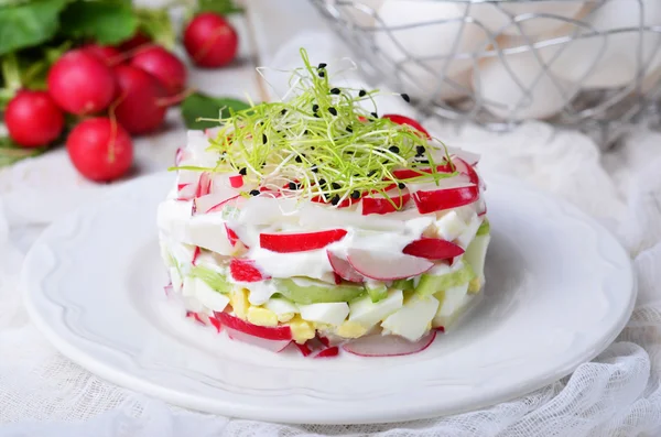 Salatalık, yumurta ve ekşi krema ile turp salatası