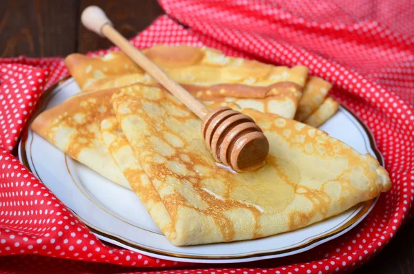 Heerlijke pannenkoeken op plaat — Stockfoto