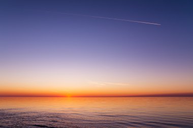 Güzel bir günbatımı üzerinde bir deniz manzarası
