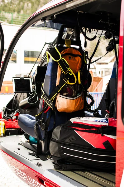 Kurtarma helikopteri için acil durum sırt çantası — Stok fotoğraf