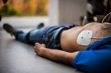 defibrilatör elektrotlar ile bilinçsiz adam