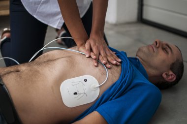 kalp masajı için bilinçsiz bir adam yapma kurtarıcı