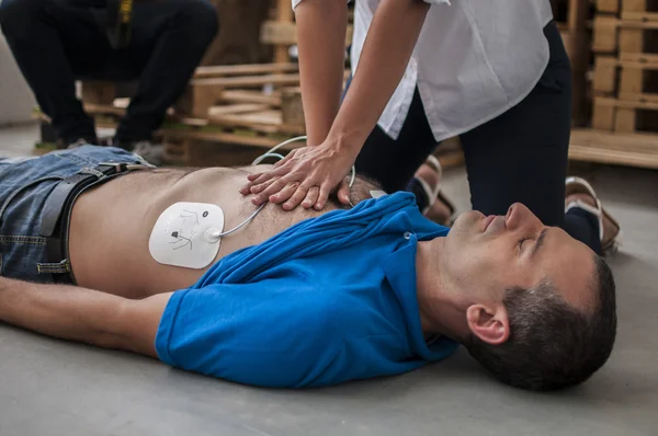 Girl making cardiopulmonary resuscitation to an unconscious man — Stock Photo, Image