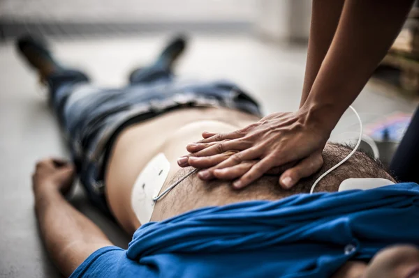 Resgate fazendo ressuscitação cardiopulmonar para um homem inconsciente — Fotografia de Stock