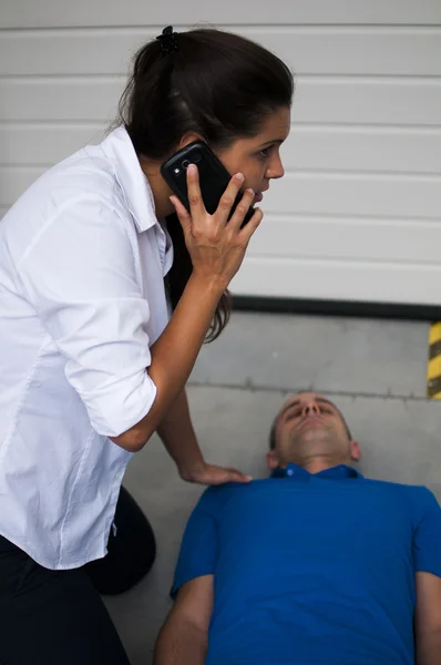 치명적인 사고 후 응급 서비스 긴급 전화 — 스톡 사진
