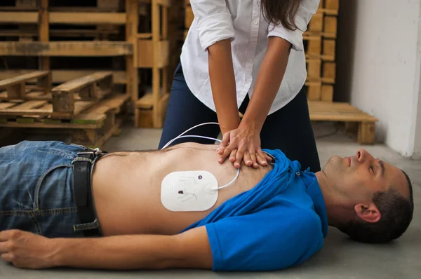 Girl making cardiac resuscitation — Stock Photo, Image