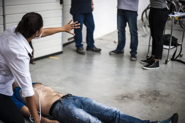 Rescuer assisting unconscious man — Stock Photo, Image