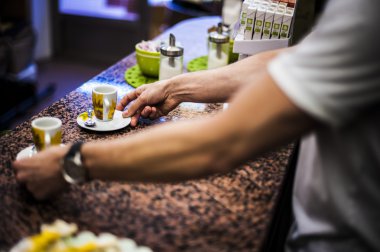 Bir barda iki İtalyan espresso kahve