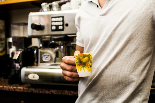 Bebiendo un café espresso italiano — Foto de Stock