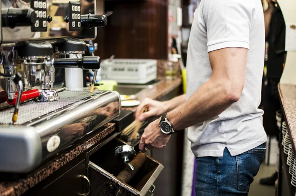 Barman preparando café espresso italiano —  Fotos de Stock