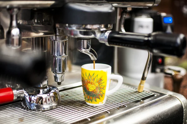 Barman preparando café expreso de calidad — Foto de Stock