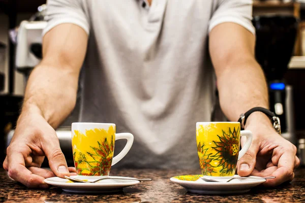 Barman preparando café expreso de calidad — Foto de Stock