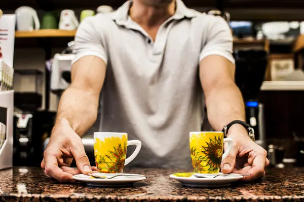 Бармен готовит кофе эспрессо качества — стоковое фото