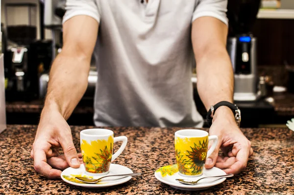 Бармен готовит кофе эспрессо качества — стоковое фото