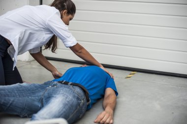 Defibrilatör ve Cpr bilinçsiz bir adamla yardımcı kız