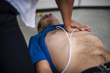 Defibrilatör ve Cpr bilinçsiz bir adamla yardımcı kız