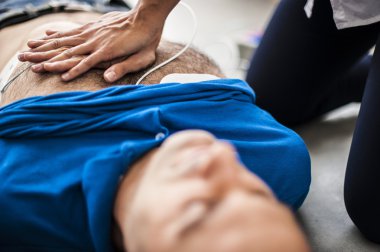 Defibrilatör ve Cpr bilinçsiz bir adamla yardımcı kız