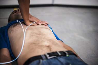 Defibrilatör ve Cpr bilinçsiz bir adamla yardımcı kız