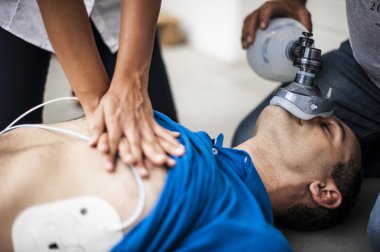 Defibrilatör ve Cpr bilinçsiz bir adamla yardımcı kız