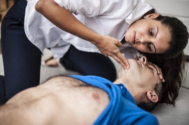 Defibrilatör ve Cpr bilinçsiz bir adamla yardımcı kız