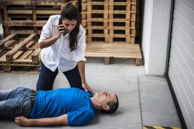 defibrilatör bilinçsiz bir adamla yardımcı kız