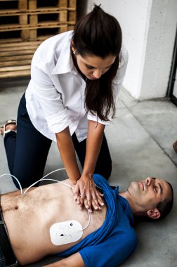Cpr bilinçsiz bir adamla yardımcı kız