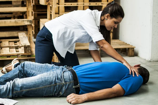 Mädchen unterstützt einen bewusstlosen Mann mit cpr — Stockfoto