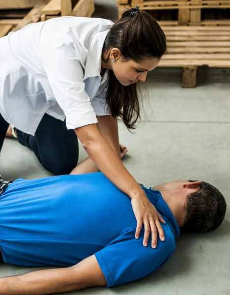 Mädchen hilft einem bewusstlosen Mann — Stockfoto