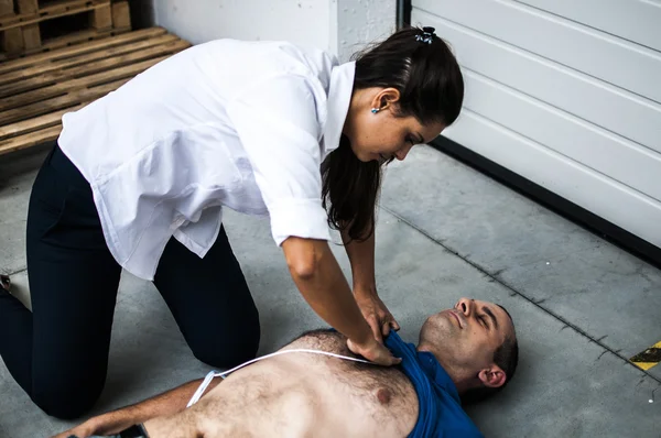 Mädchen hilft einem bewusstlosen Mann — Stockfoto