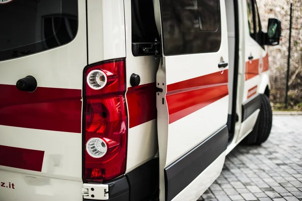 Tıbbi cihazlar, sedye ve ambulans Acil gönüllü işleçlerle — Stok fotoğraf