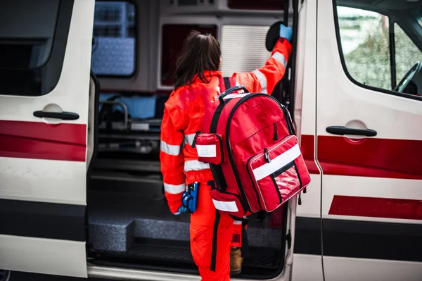 Noodgevallen vrijwilliger exploitanten met medische hulpmiddelen, brancard en ambulance — Stockfoto